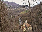 35 Vista sul Santuario del Perello con Cornagera sullo sfondo